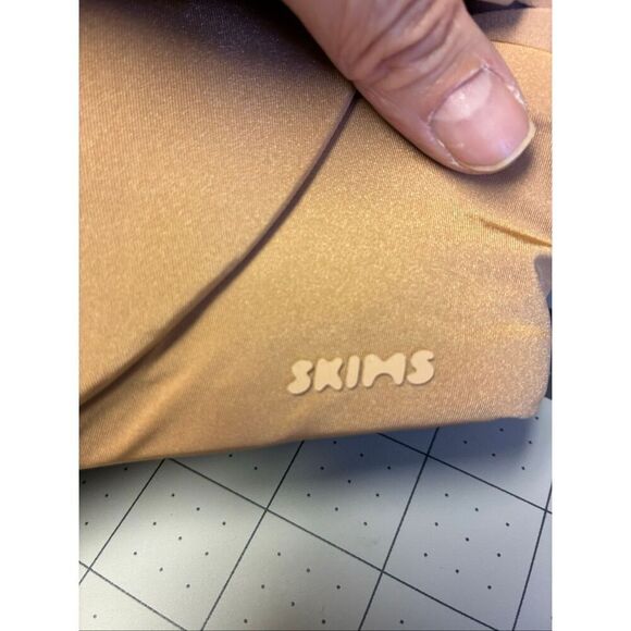 SKIMS NWT Push Up Plunge Bra in Ochre Size 34DD - Picture 5 of 9